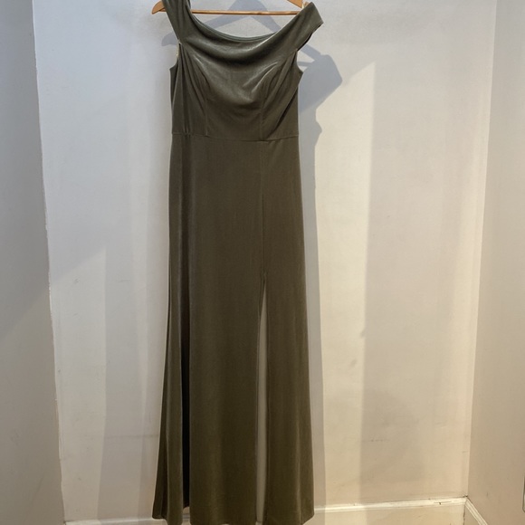 Off shoulder, Sage green velvet dress - Picture 2 of 6